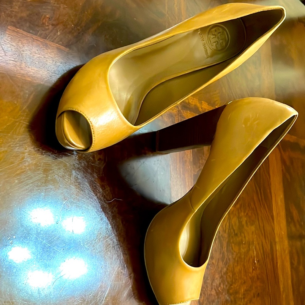 Tory Burch Tan 4.5" Peep-Toe Pumps with Gold Accent on Heel. Women's size 10.5